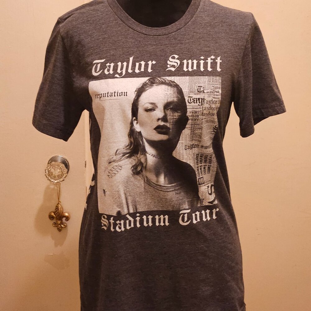 Taylor Swift 2018 Reputation Concert Tour T Shirt Gray Size Small